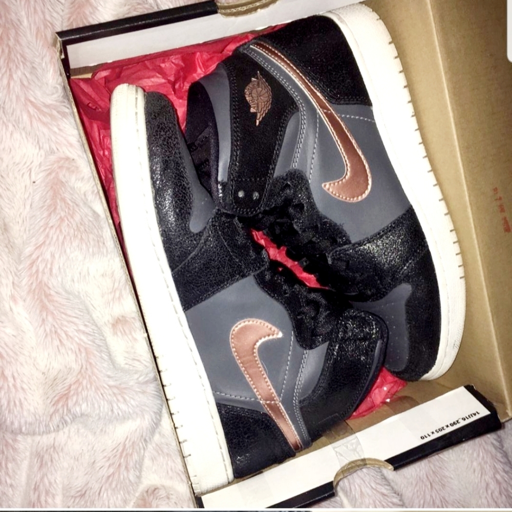 Jordan 1 hard to find rose gold! Boys size 7!